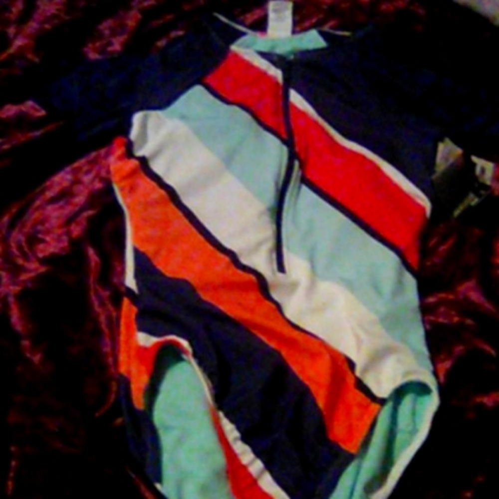 Short sleeve swimming suit